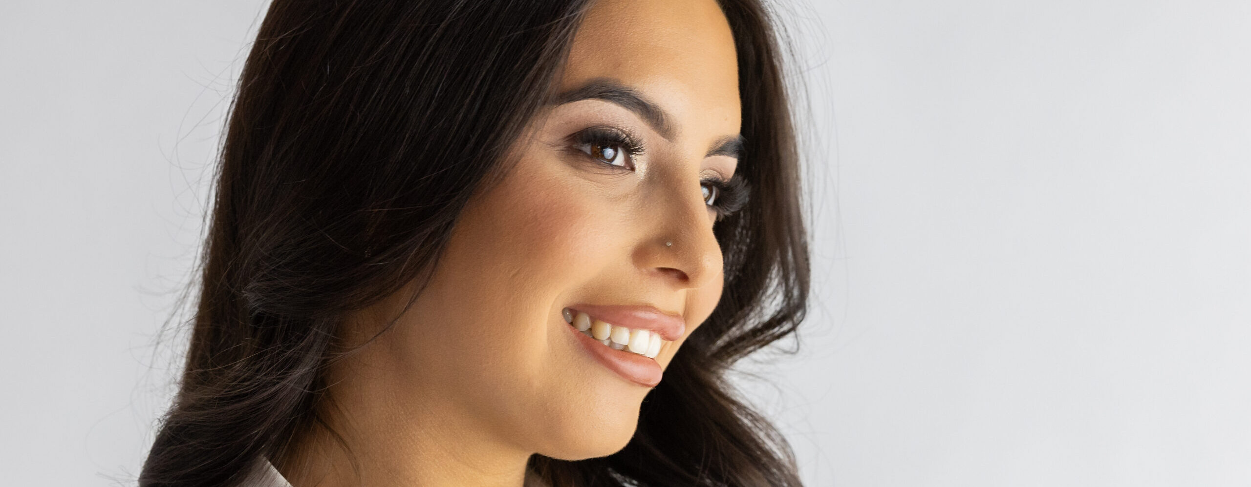 Elegant portrait of Vanesa celebrating her 20th birthday in the studio